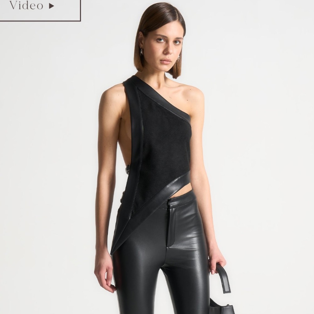 Manière De Voir Black One-Shoulder Asymmetric Top